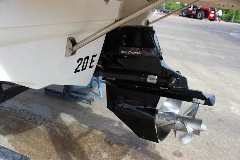 Slide: The Image of 2005 Chaparral 265 SSi boat with MerCruiser outdrive and dual propellers. - 4