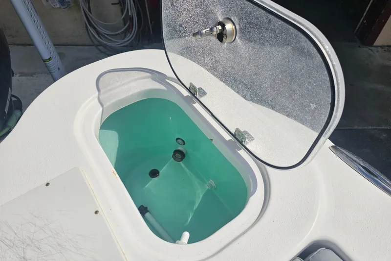 Slide: The Image of Twin Yamaha outboard engines on a 2022 NauticStar 28 XS boat. - 33