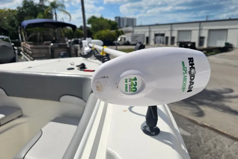 Slide: The Image of Control panel on 2022 NauticStar 28 XS boat with baitwell switches. - 45