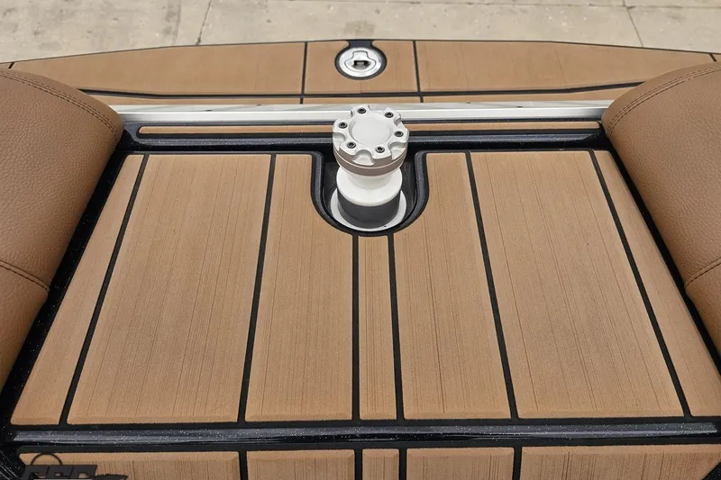 Slide: The Image of 2022 Supra SE 550 boat deck with tan upholstery and central fixture. - 110
