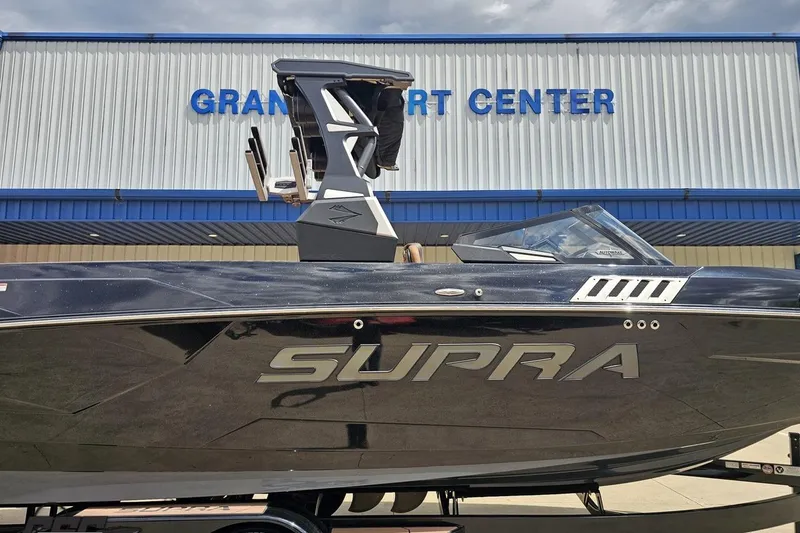 Slide: The Image of 2022 Supra SE 550 boat displayed at Grand Sport Center. - 4