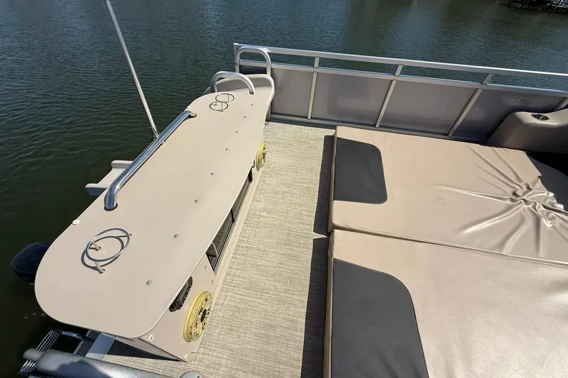 Slide: The Image of 2018 Avalon Catalina Funship Platinum boat deck with sunbathing area and railing. - 27