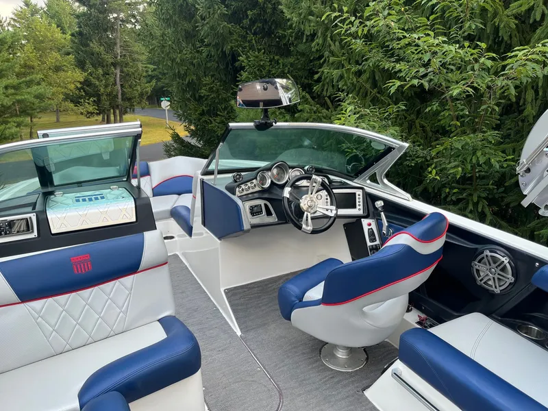 Slide: The Image of Interior of a 2015 MasterCraft X20 boat with blue seating. - 28