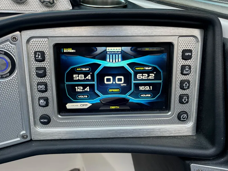 Slide: The Image of MasterCraft X20 2015 boat display showing temperature and speed readings. - 31