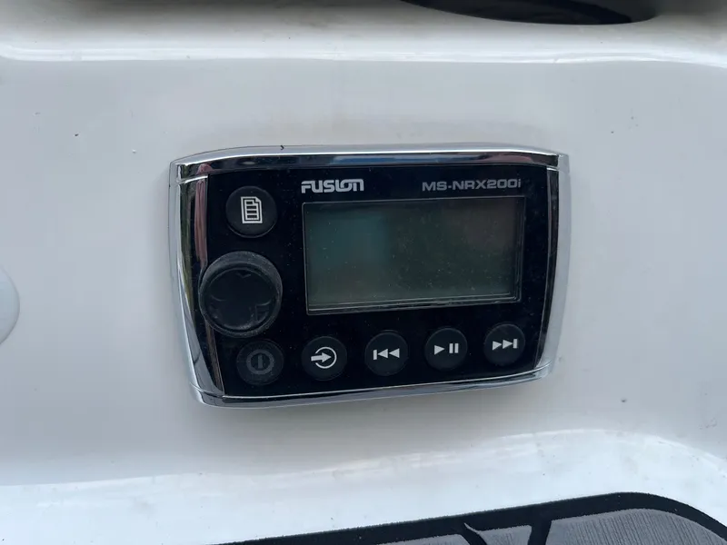 Slide: The Image of Fusion MS-NRX200i control on 2015 MasterCraft X20 boat. - 32