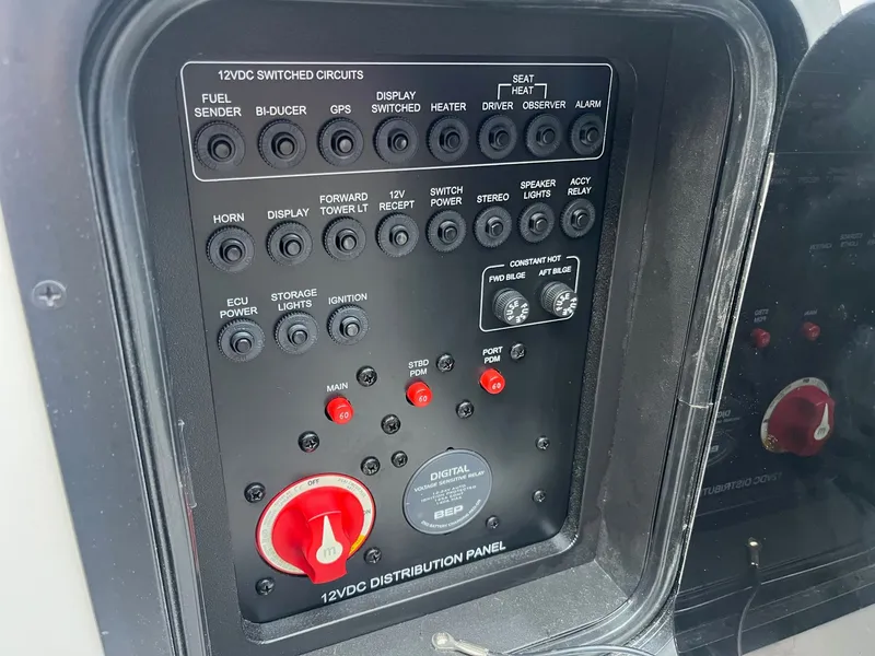 Slide: The Image of 12VDC circuit panel of a 2015 MasterCraft X20 boat. - 33