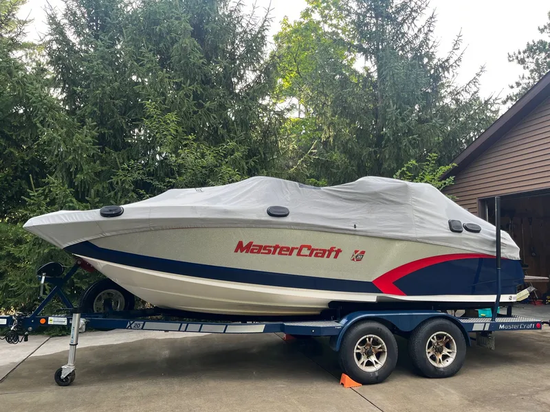 Slide: The Image of 2015 MasterCraft X20 boat with cover on trailer. - 40
