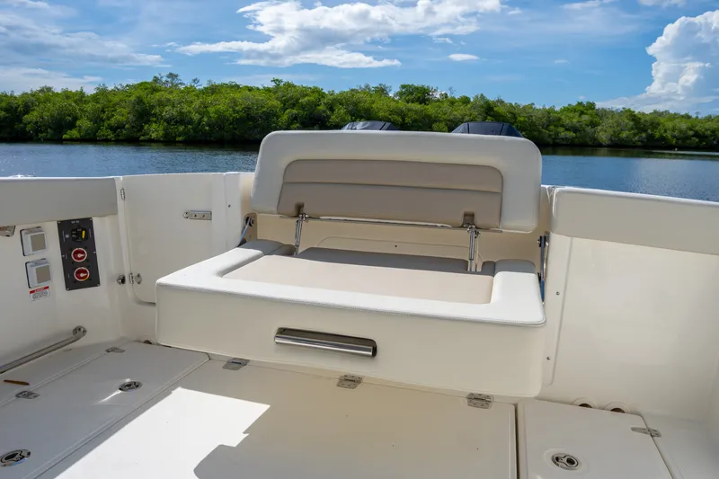 Slide: The Image of Boston Whaler 280 Vantage 2027 - 6