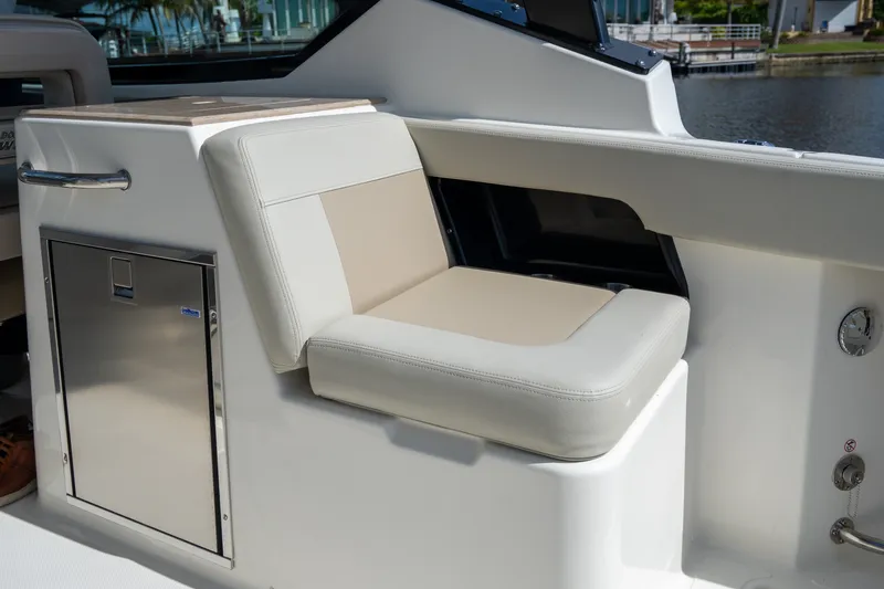 Slide: The Image of Boston Whaler 280 Vantage 2027 - 8