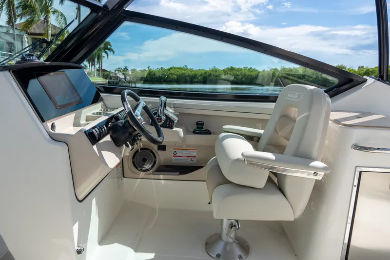 Slide: The Image of Boston Whaler 280 Vantage 2027 - 12