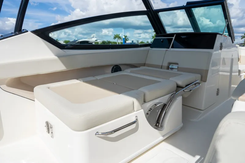 Slide: The Image of Boston Whaler 280 Vantage 2027 - 10