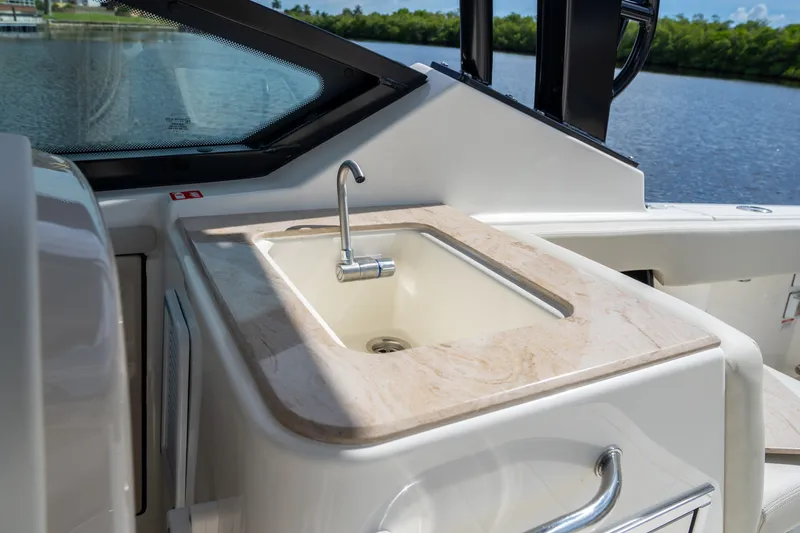 Slide: The Image of Boston Whaler 280 Vantage 2027 - 9