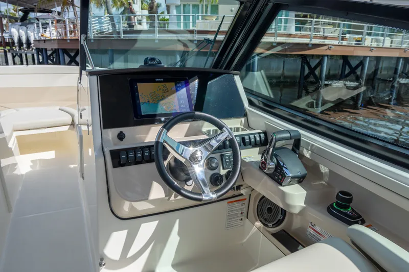 Slide: The Image of Boston Whaler 280 Vantage 2027 - 11
