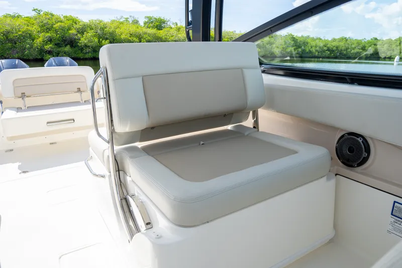 Slide: The Image of Boston Whaler 280 Vantage 2027 - 13