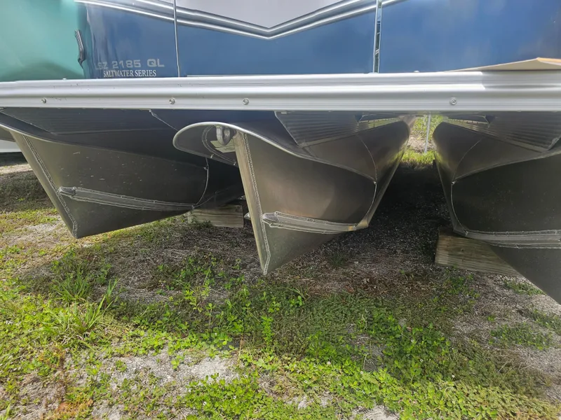 Slide: The Image of Underside of Avalon LSZ 2185 QUAD LOUNGER pontoon boat, year 2026. - 19