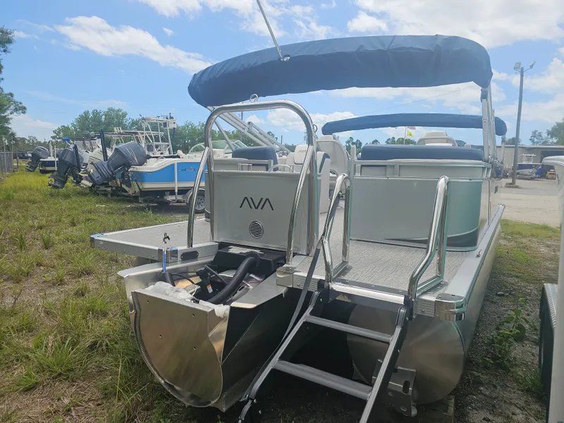 Slide: The Image of Avalon LSZ 2185 Quad Lounger 2026 on a lot. - 24