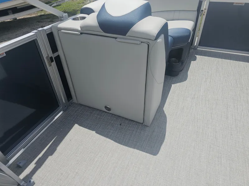 Slide: The Image of Interior of Avalon LSZ 2185 QUAD LOUNGER 2026 pontoon boat. - 4