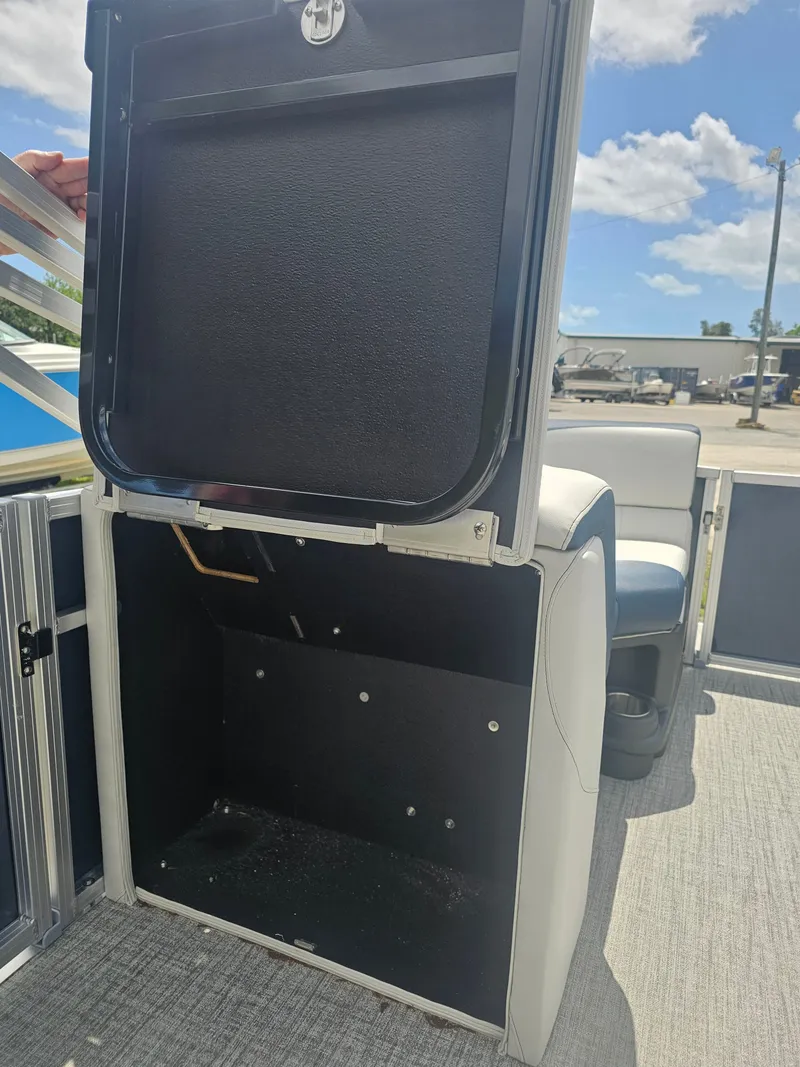 Slide: The Image of Interior of Avalon LSZ 2185 QUAD LOUNGER 2026 boat. - 5