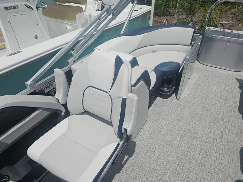 Slide: The Image of Interior of Avalon LSZ 2185 QUAD LOUNGER 2026 with luxurious seating. - 9