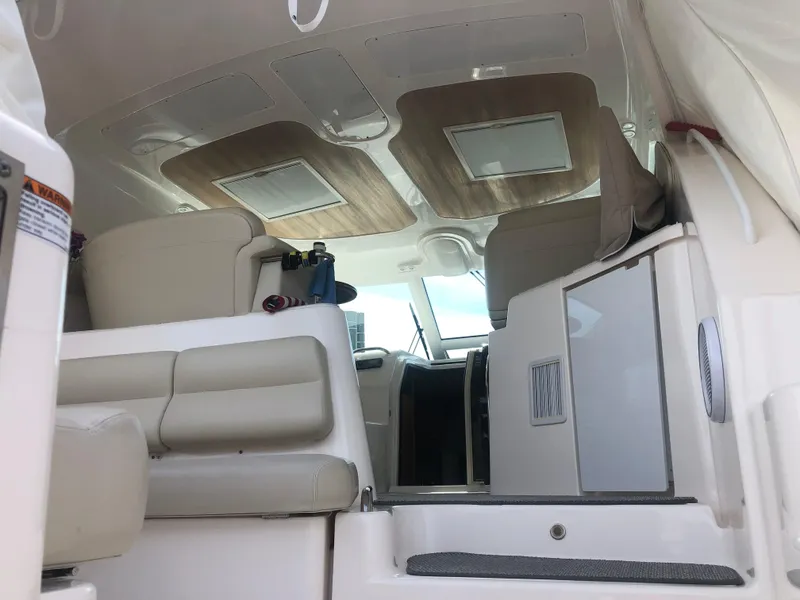 Slide: The Image of Interior of a 2009 Tiara Yachts 4300 Sovran with luxurious design. - 40