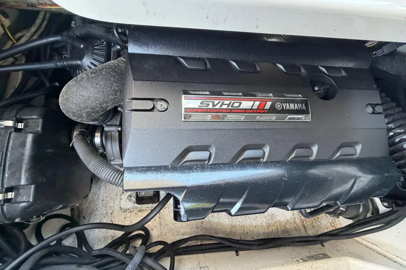 Slide: The Image of 2020 Yamaha Boats 275SD engine, featuring Super Vortex High Output technology. - 21