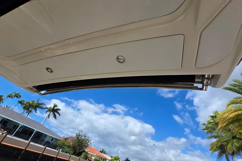 Slide: The Image of 2015 Sea Ray SLX 350 boat canopy with blue sky and palm trees in background. - 10