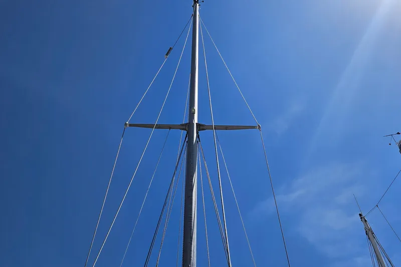 Slide: The Image of Mast of 1979 Morgan 382 sailboat against clear blue sky. - 13