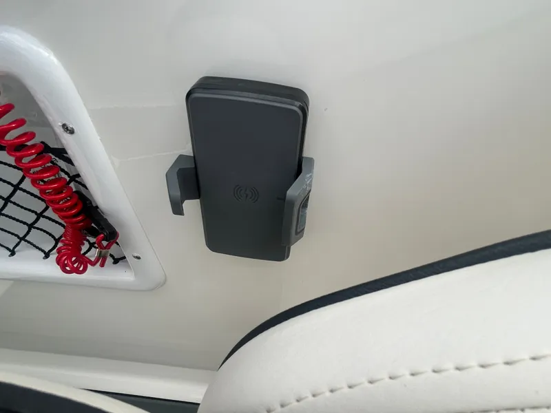 Slide: The Image of Bayliner VR6OB 2026 - 16