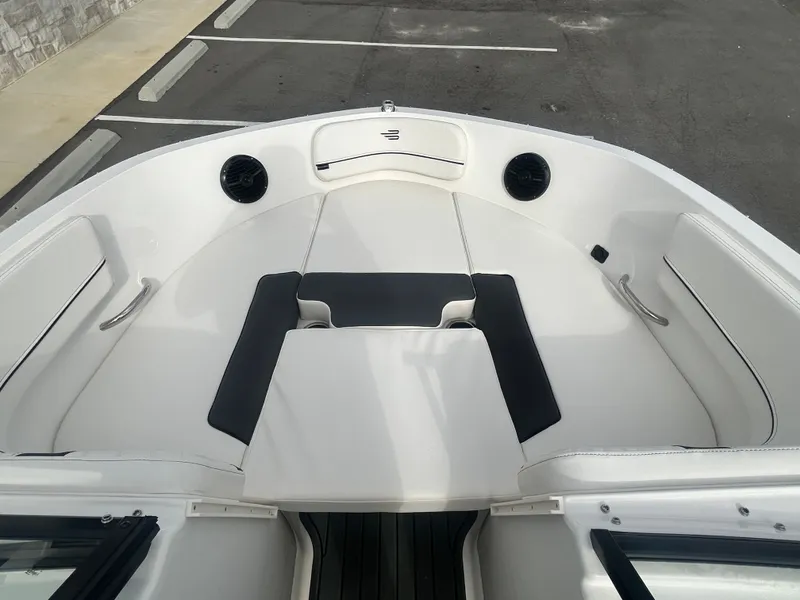 Slide: The Image of Bayliner VR6OB 2026 - 17