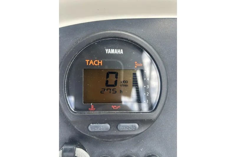 Slide: The Image of Yamaha tachometer displaying 275 hours on a 2014 Robalo R207 Dual Console boat. - 17