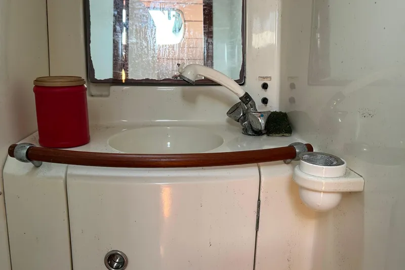 Slide: The Image of Bathroom sink area on a 2000 Beneteau Oceanis Clipper 411 yacht. - 30