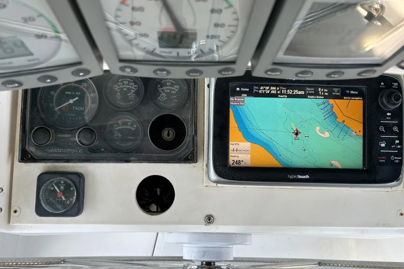 Slide: The Image of Control panel of a 2000 Beneteau Oceanis Clipper 411 with navigation display. - 46