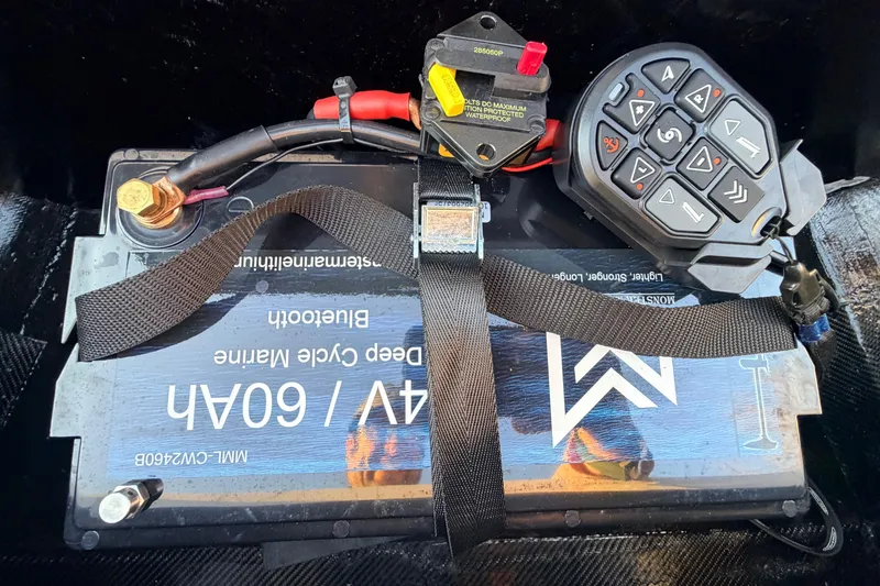 Slide: The Image of Battery setup in a 2025 Chittum Skiffs Islamorada 21, featuring marine deep cycle battery. - 33