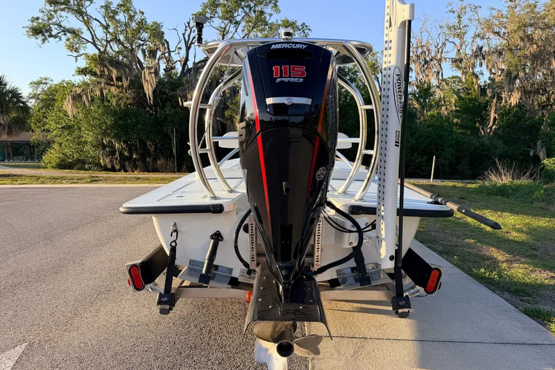 Slide: The Image of 2025 Chittum Skiffs Islamorada 21 with Mercury 115 Pro outboard motor. - 5
