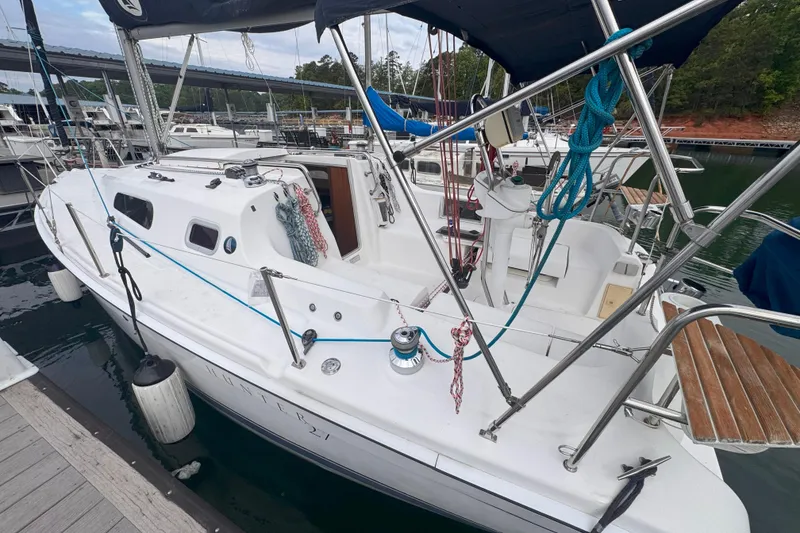 Slide: The Image of 2007 Hunter 27 sailboat docked at marina, featuring clean deck and rigging. - 6