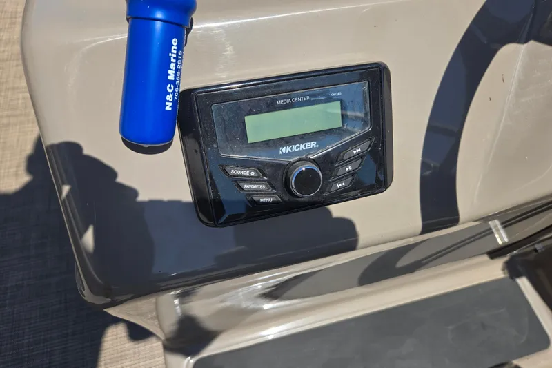 Slide: The Image of Kicker media center on 2023 Sun Tracker SportFish 20 DLX boat dashboard. - 19