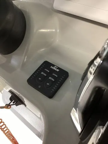 Slide: The Image of Boston Whaler 280 Outrage 2023 - 9