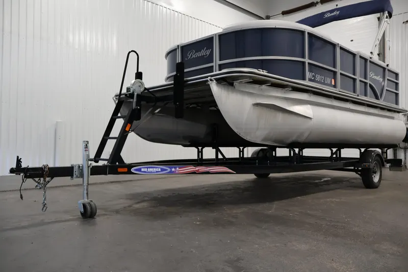Slide: The Image of 2020 Bentley Pontoons 180 CRUISE on trailer in indoor storage facility. - 36