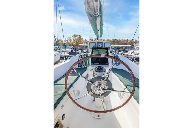 Slide: The Image of Helm of Beneteau Oceanis Clipper 343, 2008 model. - 19