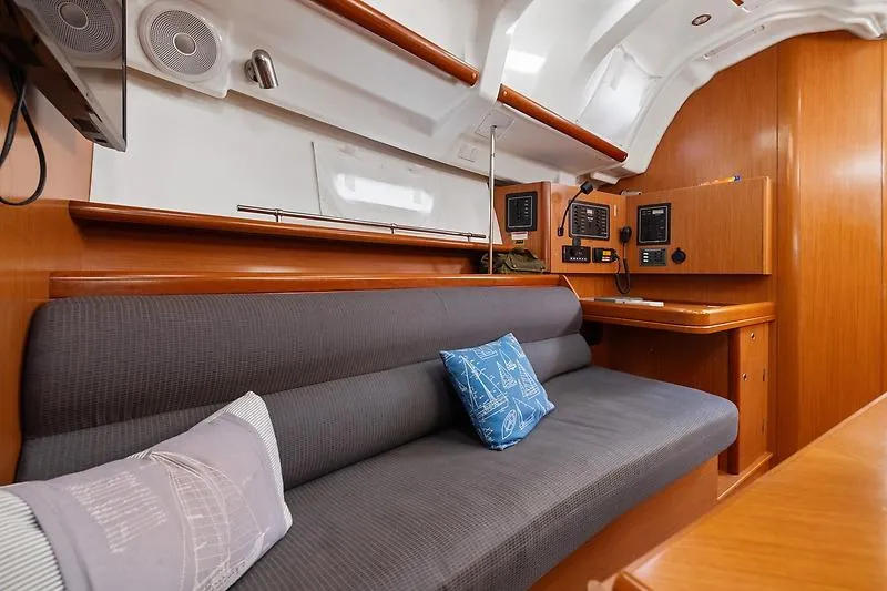 Slide: The Image of Interior of 2008 Beneteau Oceanis Clipper 343 yacht. - 32