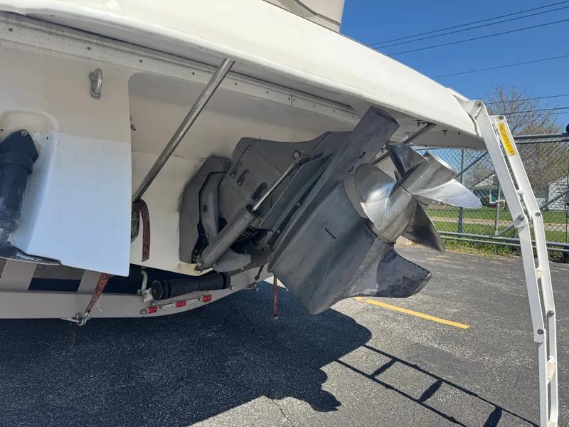 Slide: The Image of Rear view of 1999 Four Winns 258 Vista boat with propeller. - 14