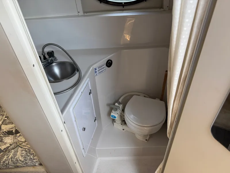 Slide: The Image of Bathroom of 1999 Four Winns 258 Vista yacht. - 9
