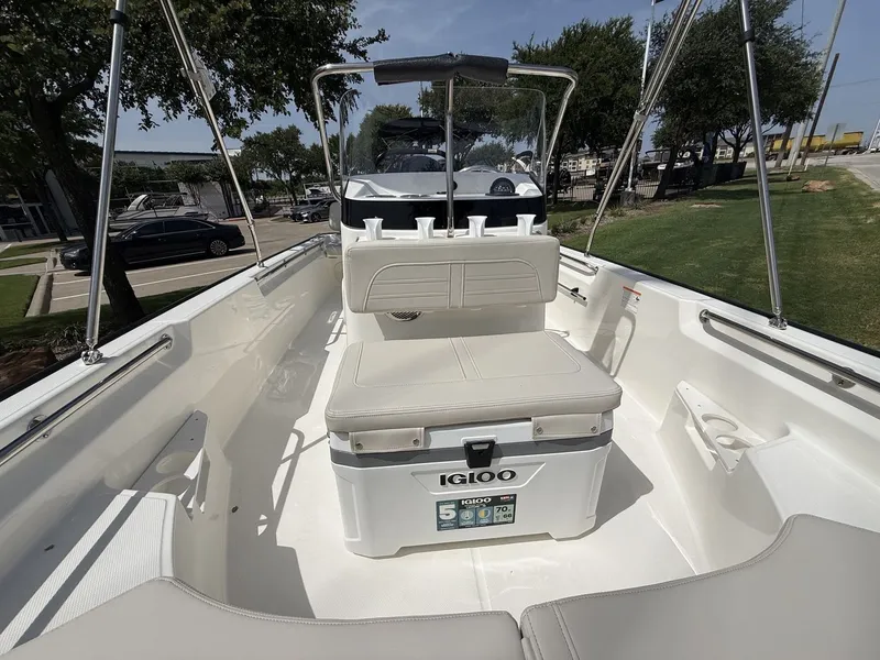 Slide: The Image of Boston Whaler 170 Montauk 2026 - 14