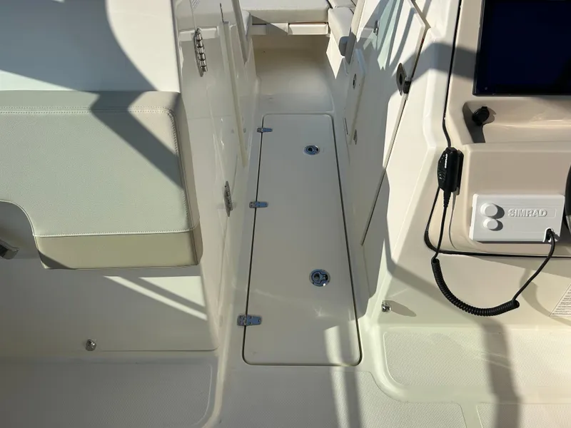 Slide: The Image of Boston Whaler 240 Vantage 2027 - 18