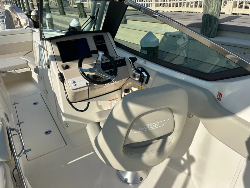 Slide: The Image of Boston Whaler 240 Vantage 2027 - 16