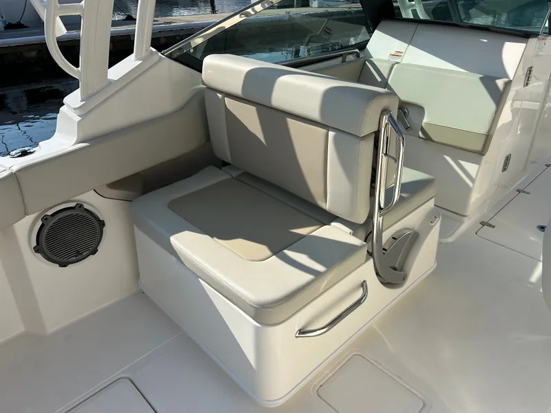 Slide: The Image of Boston Whaler 240 Vantage 2027 - 13