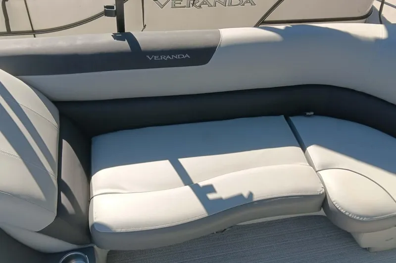Slide: The Image of Veranda Relax VR22RC 2023 boat seat in light leather. - 5