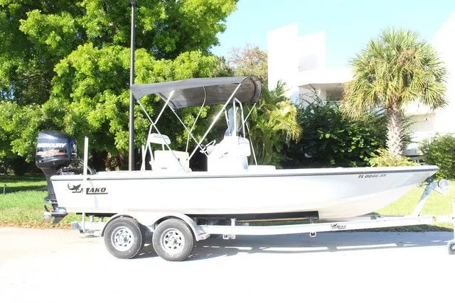 Slide: The Image of 2017 Mako 21 LTS boat on trailer, sunny day, green trees in background. - 4