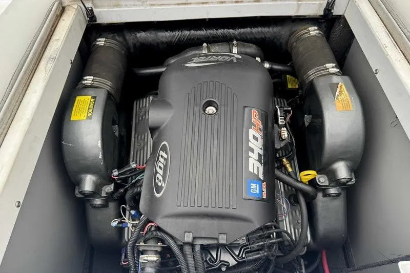 Slide: The Image of 2006 Tigé 22Ve boat engine, featuring a Vortec 340 HP motor. - 11