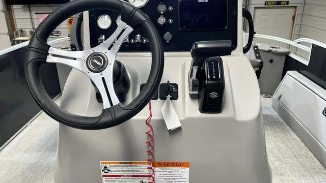 Slide: The Image of Landau Alure 25 Center Console 2026 - 10